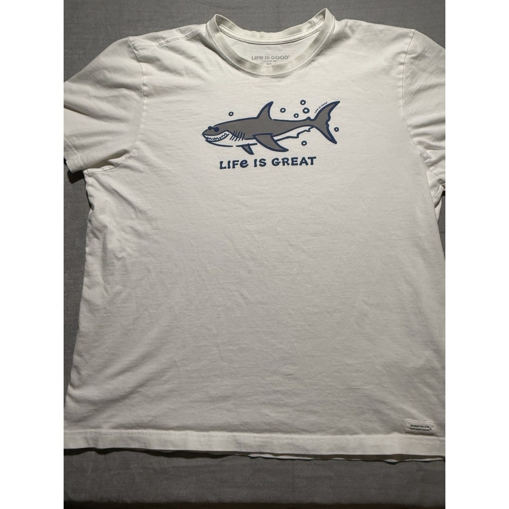 Life Is Good Shark Graphic Crusher XL White Short Sleeve Coastal Casual Tee